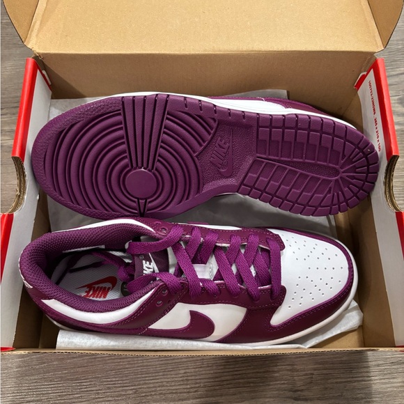 Nike Low Top Dunk Size 5 NEW - Picture 2 of 3